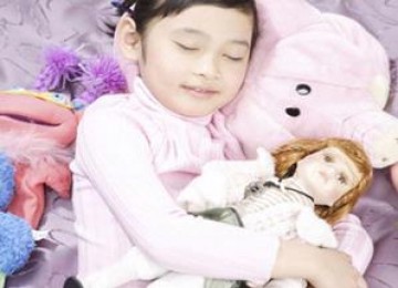 Seorang anak perempuan sedang tidur terlelap.