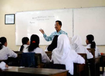 Seorang guru mengajar di sebuah SMP.