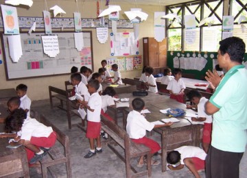 Seorang guru sedang mengajar di kelas. Indonesia butuh 195.387 guru sepanjang 2009-2014 karena banyak guru yang memasuki masa pensiun.