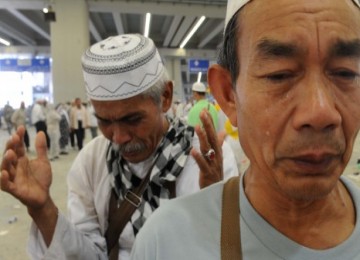 Seorang jamaah haji Indonesia menitikan air mata ketika berdoa usai melontar jumroh Nafar Awal di Jamarat, Mekkah, Arab Saudi, Kamis (18/11).