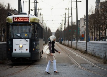 Seorang muslimah melintas jalur trem di Belgia