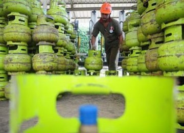 Seorang pekerja sedang melakukan proses pengisian Gas di salah satu Agen Tabung Gas Elpiji 3Kg di Pondok Cabe Tangerang Selatan.