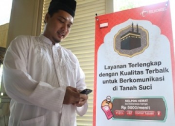 Seorang pelanggan Telkomsel tengah mencoba layanan data