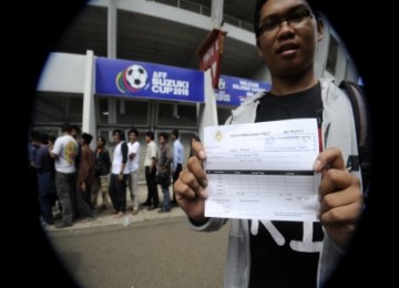 Seorang pendukung Timnas Indonesia dengan tiket pertandingan di tangan