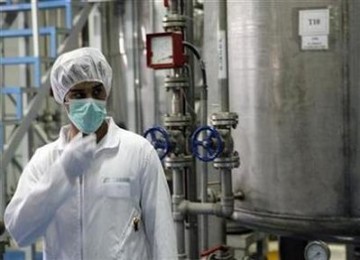 Seorang teknisi di pusat konversi uranium Isfahan, Iran.