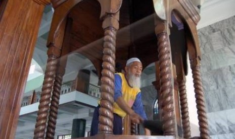  Seorang takmir sedang bekerja membersihkan mimbar masjid (ilustrasi)