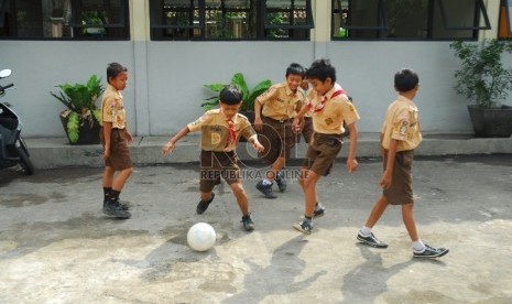 Sepakbola mendorong anak aktif bermain bersama teman-teman sebayanya. Jadi, selain bermanfaat bagi fisik, ketrampilan sosial anak pun ikut diasah.