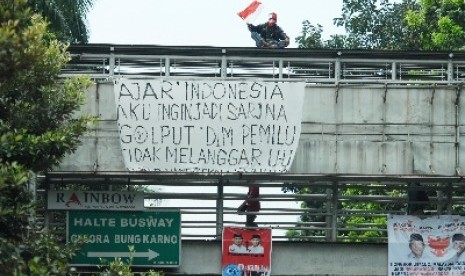  sepanduk ajakan Golput di atas Jembatan Penyebrangan Orang (JPO) di Jalan Jenderal Sudirman, Jakarta Pusat, Jumat (4/7).