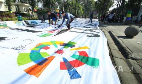 Sepanjang 50 meter sepandung bertuliskan Asian Games 2018 dibentangkan kelompok pecinta alam Nusalayaran, di Car Free Day (CFD) Dago, Kota Bandung, Ahad (5/8). 