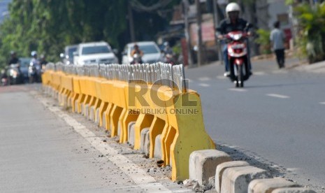  Separator busway yang baru ditinggikan di jalan Warung Buncit, Jakarta Selatan, Ahad (11/11).  (Agung Fatma Putra)