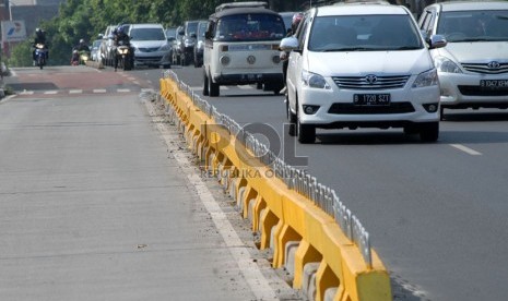  Separator busway yang baru ditinggikan di jalan Warung Buncit, Jakarta Selatan, Ahad (11/11).  (Agung Fatma Putra)