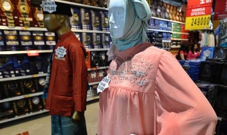 Sepasang contoh baju muslim di pajang pada pusat perbelanjaan di Jakarta, Kamis (17/7). (Republika/ Tahta Aidilla)