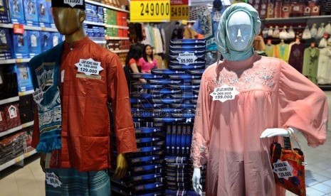 Sepasang contoh baju muslim di pajang pada pusat perbelanjaan di Jakarta, Kamis (17/7). (Republika/ Tahta Aidilla)