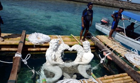 Sepasang Patung Duyung, sesaat  sebelum ditenggelamkan di lokasi Taman Nasional Bunaken, Manado, akhir pekan lalu.