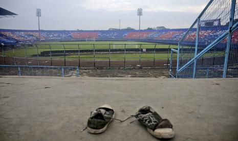 Sepasang sepatu kets terinjak-injak di tribun Stadion Kanjuruhan menyusul injak-injak pertandingan sepak bola mematikan di Malang, Jawa Timur, Indonesia, Minggu, 2 Oktober 2022. Lebih dari 400 orang tewas pada Oktober dalam serangkaian aksi terkait kerumunan. bencana di Asia yang sebenarnya bisa dicegah jika pihak berwenang bertindak berbeda. 