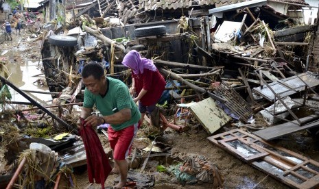 Sepasang suami istri mencari barangnya yang masih bisa dipakai pasca banjir bandang susulan di Kelurahan Penaraga, Kota Bima, NTB, Sabtu (24/12). 