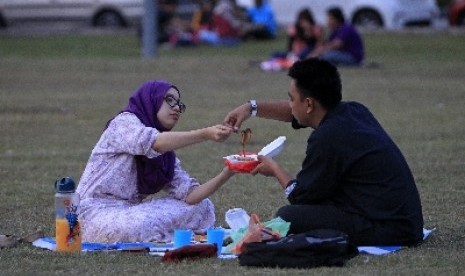 Sepasang suami-istri saat berbuka puasa bersama.