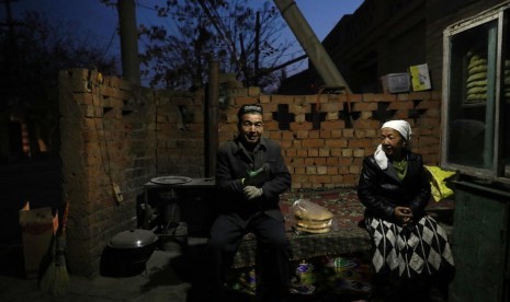 Jamaah China Makin Sulit Tunaikan Haji dan Umroh Mandiri. Sepasang suami istri Uighur sedang duduk di depan rumahnya di Desa Turpan, Xinjiang, China.