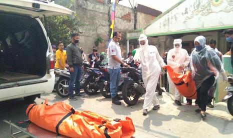 Warga yang meninggal dunia mendapat santunan kematian dari Dinas Sosial Kota Depok. Foto warga meninggal dunia dan akan dimakamkan (ilustrasi)