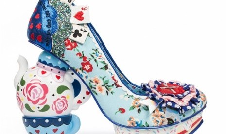 Sepatu ala tokoh karakter Disney Alice in Wonderland.