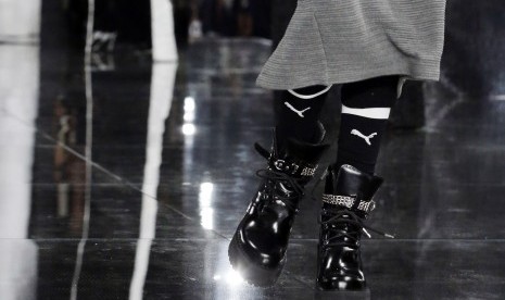 Sepatu Fenty Puma yang dirancang Rihanna