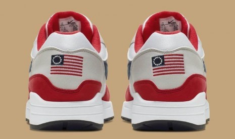 Sepatu Nike Air Max 1 yang dirilis bertepatan dengan peringatan 4th of July.