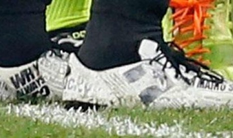 Sepatu spesial Mario Balotelli