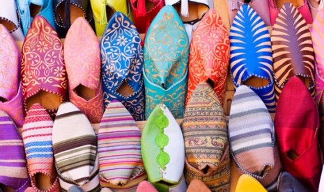 Sepatu yang dijual di salah satu bazar tradisional di Maroko.