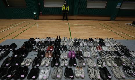 Sepatu yang dikumpulkan dari lokasi kecelakaan maut setelah perayaan Halloween Sabtu malam, ditempatkan di pusat pencarian dan penemuan sementara di sebuah gym di Seoul, Korea Selatan, Selasa, 1 November 2022. Polisi telah mengumpulkan sepatu tenis yang kusut, sepatu pantofel. dan Chuck Taylors, bagian dari 1,5 ton barang pribadi yang ditinggalkan oleh korban dan penyintas tragedi itu, dengan harapan pemiliknya, atau teman dan keluarga mereka, akan mengambilnya kembali.