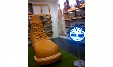 Sepatu Yellow Boot Timberland berukuran raksasa yang dipamerkan di salah satu mal di Jakarta.