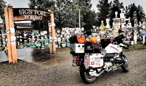 sepeda motor BMW R 1150 GS yang dikendarai Jeffrey Polnaja terparkir di Sign Post Forest, Kanada