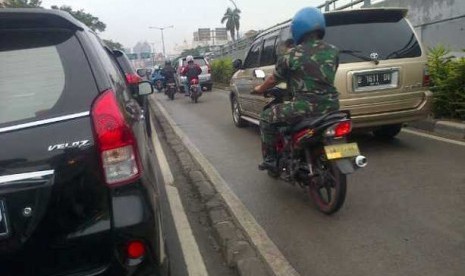 Sepeda motor dan mobil masih menerobos jalur busway