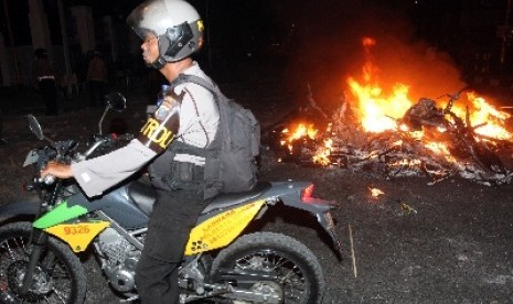 Sepeda motor dibakar (ilustrasi).