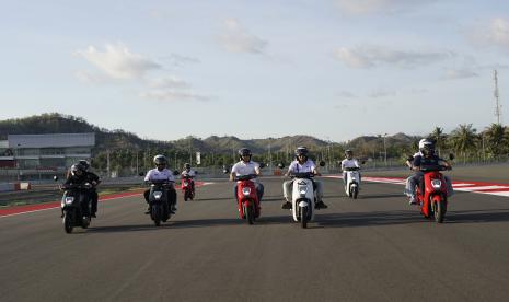 Sepeda motor listrik Honda EM1 e: menjadi sepeda motor listrik resmi pertama yang mendukung ajang balap dunia MotoGP yang digelar di Pertamina Mandalika International Street Circuit September ini.