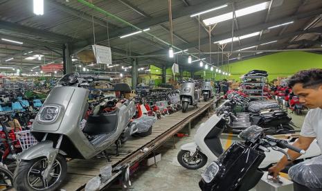 Sepeda motor listrik produk Selis. 