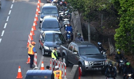   Sepeda motor melintasi tol Jakarta Outer Ring Road (JORR) tanpa transaksi atau gratis di kawasan Cilandak, Jakarta Selatan, Rabu (5/8).   (Republika/Wihdan)