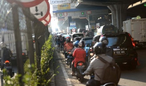 Sepeda motor melintasi tol Jakarta Outer Ring Road (JORR) tanpa transaksi atau gratis di kawasan Cilandak, Jakarta Selatan, Rabu (5/8). 