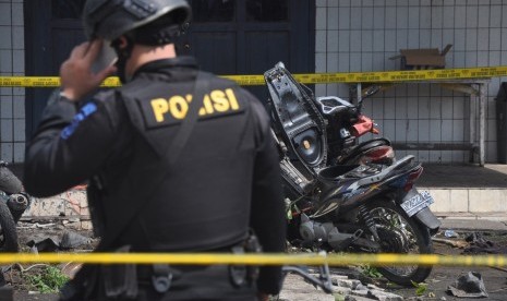 Sepeda motor milik terduga pelaku ledakan terparkir di Gereja Oikumene Kecamatan Loa Janan Ilir, Samarinda, Kalimantan Timur, Minggu (13/11). 