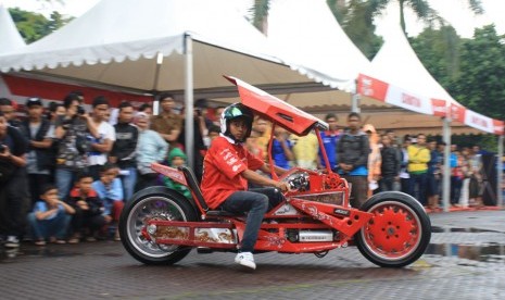 Sepeda motor pemenang kategori Extreme sedang menjalani tes kelayakan jalan dalam lomba modifikasi motor 