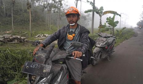  Sepeda motor warga terlihat tertutup abu vulkanik dari letusan Gunung Semeru di Lumajang, Jawa Timur, Indonesia, Senin, 5 Desember 2022. Kondisi cuaca yang membaik pada Senin memungkinkan tim penyelamat melanjutkan upaya evakuasi dan mencari kemungkinan korban setelah bencana tertinggi. gunung berapi di pulau terpadat di Indonesia meletus, dipicu oleh hujan monsun.