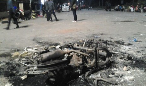 Sepeda motor yang dibakar kelompok provokator di kawasan Gedong Panjang, Jakarta Utara, Jumat malam (4/11).