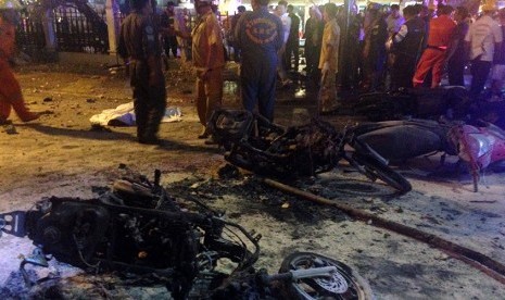 Sepeda motor yang hancur akibat bom di kawasan kuil di Bangkok