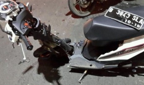 Sepeda motor yang jatuh di fly over Casablanca, Kuningan, Jakarta, Senin (27/1) malam.