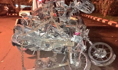 Sepeda motor yang terbakar saat kerusuhan The Jakmania di SUGBK