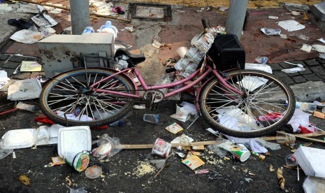 Sepeda pedagang kopi keliling tergeletak ditinggalkan saat bentrokan terjadi di Jl Thamrin, Jakarta, Kamis (21/8). Massa pendukung Prabowo-Hatta sempat terjadi bentrokan dengan petugas keamanan, dan sempat ditembakkan gas air mata.