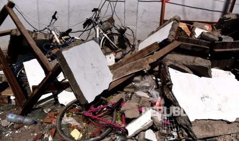 Sepeda tertimpa reruntuhan bangunan akibat gempa bumi di Gili Trawangan, Lombok Utara, NTB, Kamis (9/8). 