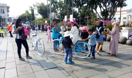 Sepeda wisata Kota Tua, Jakarta laris manis diminati wisatawan saat hari kedua libur lebaran, Sabtu (16/6).