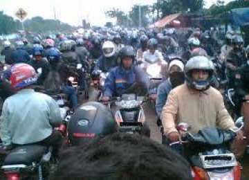 Sepeda motor di jalanan Jakarta.