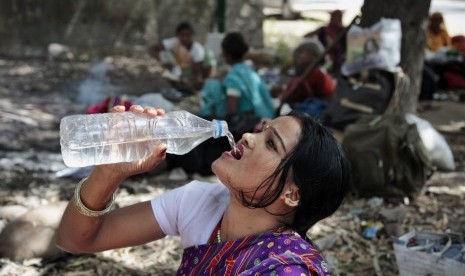 Musim panas tahun ini, kondisi terik bahkan menurut standar India dengan suhu melebihi 40 derajat Celcius di banyak daerah di awal musim, menambah risiko dehidrasi dan serangan panas 