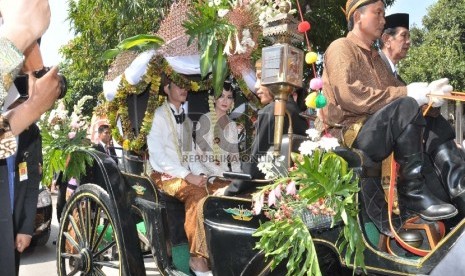 Seperti pernikahan anak pertama Joko Widodo, yakni Gibran dengan Selvi, di pernikahan Kahiyang sejumlah pembawa acara dilibatkan untuk memandu acara.